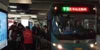节后郑州东站返程客流激增 郑州公交增加夜班班次 - 河南一百度
