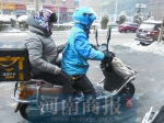 雪地路滑 郑州外卖小哥在妻子的陪伴下送餐 - 河南一百度