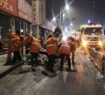 致敬！凌晨时分郑州环卫工仍在街头清雪忙，昼夜“作战” - 河南一百度