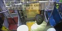 喊话司机要下车没回应，郑州公交上男子两次抢方向盘被刑拘 - 河南一百度