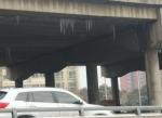 大雪过后，郑州立交桥下现冰挂群! - 河南一百度