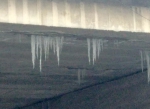 大雪过后，郑州立交桥下现冰挂群! - 河南一百度