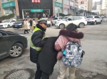 郑州一男子腹痛呕吐，民警接力救助及时送医 - 河南一百度