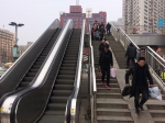 郑州火车站天桥13部电梯9部不能用!回应：坏了正修 - 河南一百度