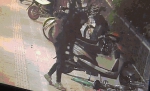 深夜，郑州街头一男子想骑车又不愿扫码，持砖狂砸小黄车，被监控拍个正着 - 河南一百度