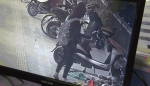 深夜，郑州街头一男子想骑车又不愿扫码，持砖狂砸小黄车，被监控拍个正着 - 河南一百度