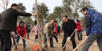 郑州大学积极参加省直单位义务植树活动（图） - 郑州大学