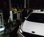 郑州一轿车车门突然打开，外卖小哥被撞翻在地受伤 - 河南一百度