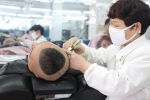 谢绝手机支付，客人跨城寻来，郑州这家60多年的理发店有啥魔力？ - 河南一百度