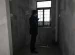 郑州一市民新房窗户被封似“小黑屋”，工作人员：房子涨价就值 - 河南一百度