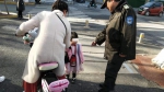 郑州女子带2岁多孩子上街买菜，买完菜女儿没影了，顿时慌了神… - 河南一百度