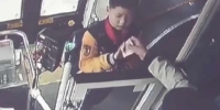 郑州一男孩坐公交误投20元买书钱急哭，暖心司机自掏腰包“赞助” - 河南一百度