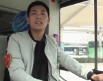 郑州一男孩坐公交误投20元买书钱急哭，暖心司机自掏腰包“赞助” - 河南一百度