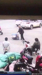 寻人!郑州70岁老人走失，推着一个蓝色大板车 - 河南一百度