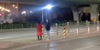 一女子徘徊于夜晚的郑州街头 惊动了十多名车长还有警方 - 河南一百度