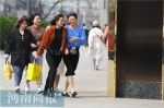 街拍：天气转热，郑州女孩们的穿着打扮，一个比一个“大胆” - 河南一百度
