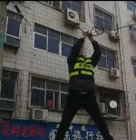 郑州街头电线垂落，网友拍到感人一幕! - 河南一百度