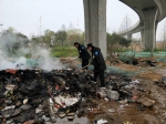 郑州一立交桥下突然起火，疑因桥上有人扔烟头 - 河南一百度