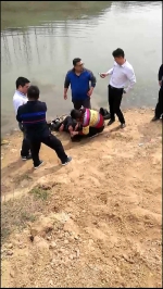 “扑通”!郑州一60岁老人落水 延津女医生和朋友先后跳入水中 - 河南一百度