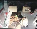 一女子在服务区吃饭，顺手拿走小吃店员工手机消费5000元 - 河南一百度