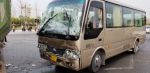 突发!郑州一中巴车与渣土车相撞，9人受轻微伤 - 河南一百度