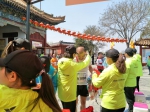 我校青年志愿者助跑第十三届中国郑开国际马拉松 - 河南大学