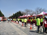 我校青年志愿者助跑第十三届中国郑开国际马拉松 - 河南大学