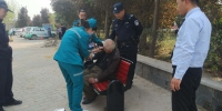 79岁四川老人 郑州街头晕倒众人接力救助 - 河南一百度