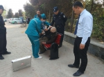 79岁四川老人 郑州街头晕倒众人接力救助 - 河南一百度