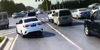 郑州私家车主动违章让行消防车 消防喊话：有视频给你们作证免责 - 河南一百度