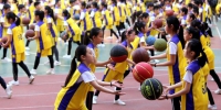 别人家的学校!郑州这个小学课间跳起篮球操 - 河南一百度