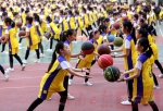 别人家的学校!郑州这个小学课间跳起篮球操 - 河南一百度