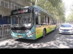 突发！郑州一辆公交车遭遇袭击，驾驶室玻璃被打穿 - 河南一百度