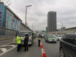 今天郑州早高峰，66辆大货车违规上高架被查 - 河南一百度