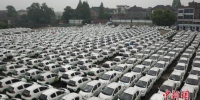 杭州钱塘江边密集停放近三千辆被淘汰共享汽车 - 河南频道新闻