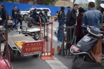 60余名便衣交警隐蔽侦查，郑州火车站附近数十辆电动车被扣 - 河南一百度