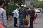 60余名便衣交警隐蔽侦查，郑州火车站附近数十辆电动车被扣 - 河南一百度
