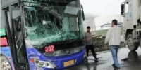突发!郑州302路公交车和水泥罐车相撞!事发路口没有红绿灯 - 河南一百度