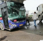 郑州302路公交车和水泥罐车相撞!事发路口没有红绿灯 - 河南一百度