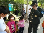 男子带着四个娃上动物园 在门口买票时孩子们都跑丢了 - 河南一百度