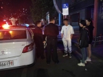 郑州女孩手机被偷街头啼哭 嫌疑人被扭送到公安机关 - 河南一百度
