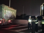 首次！郑州警方拘留在严管街上闯禁行的四名渣土车司机 - 河南一百度