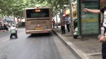 追踪丨郑州一公交车碰到路面铁皮漏油 所有损失均由施工方承担 - 河南一百度
