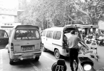 郑州健康路上的“僵尸车”成群结队占道堵路 如何处理成难题 - 河南一百度