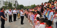 卢克平与前付村、双楼村的小学生共同庆祝“六一”儿童节 - 河南大学