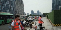 郑州整治地铁5号线交通秩序，拖移乱停乱放机动车40余辆 - 河南一百度