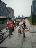 郑州整治地铁5号线交通秩序，拖移乱停乱放机动车40余辆 - 河南一百度