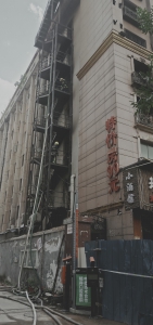 郑州一栋8层拆迁房失火，24辆消防车112名指战员前往救火 - 河南一百度