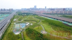 请到郑州高铁公园来：葱郁的绿地上，或游戏、或徜徉的你… - 河南一百度