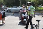 注意了!郑州交通违法综合整治提升，骑车横过快车道将受到处罚! - 河南一百度